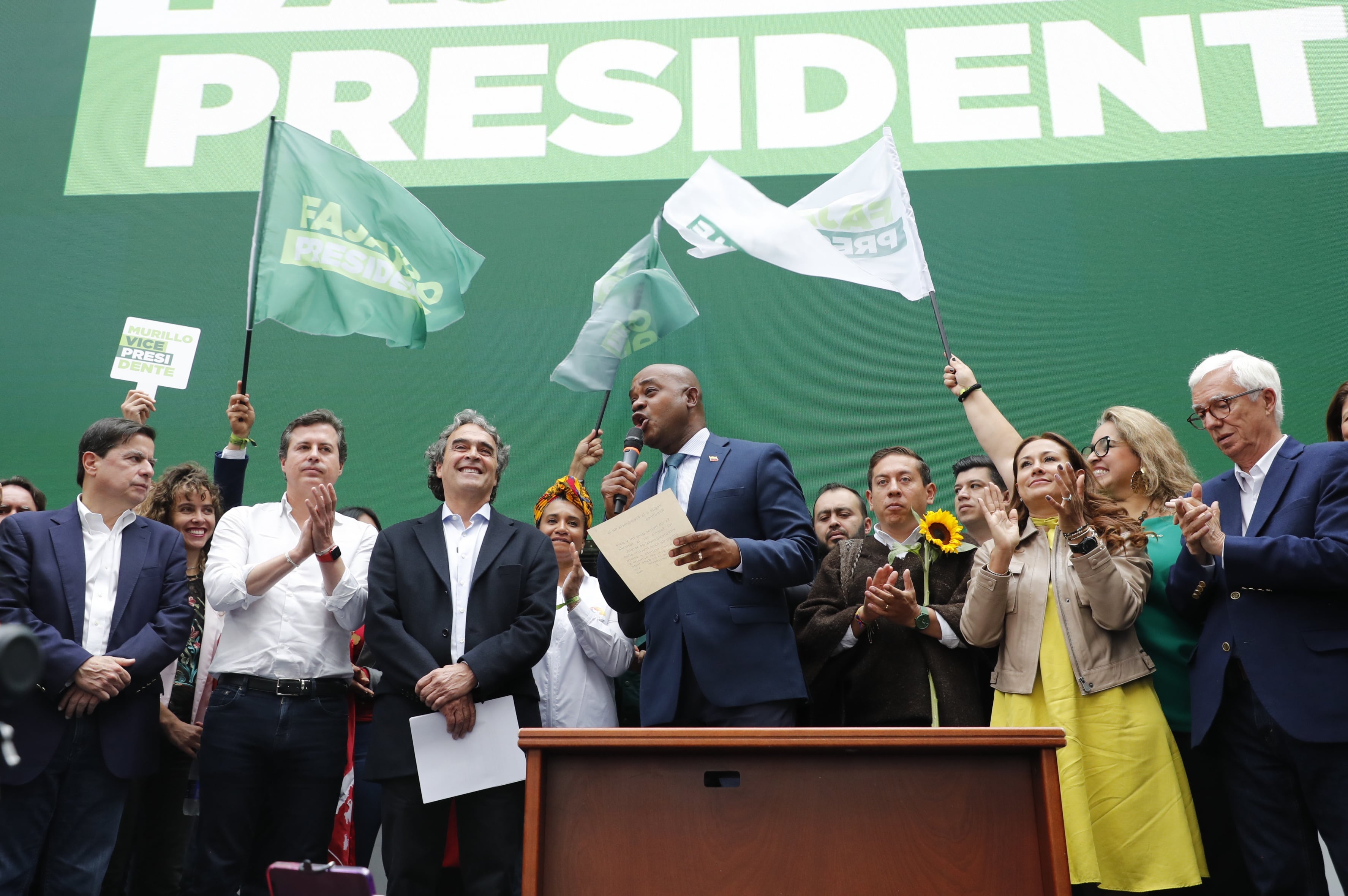 SERGIO FAJARDO INSCRIBE SU CANDIDATURA A LA PRESIDENCIA CON LUIS GILBERTO MURILLO COMO SU VICEPRESIDENTE