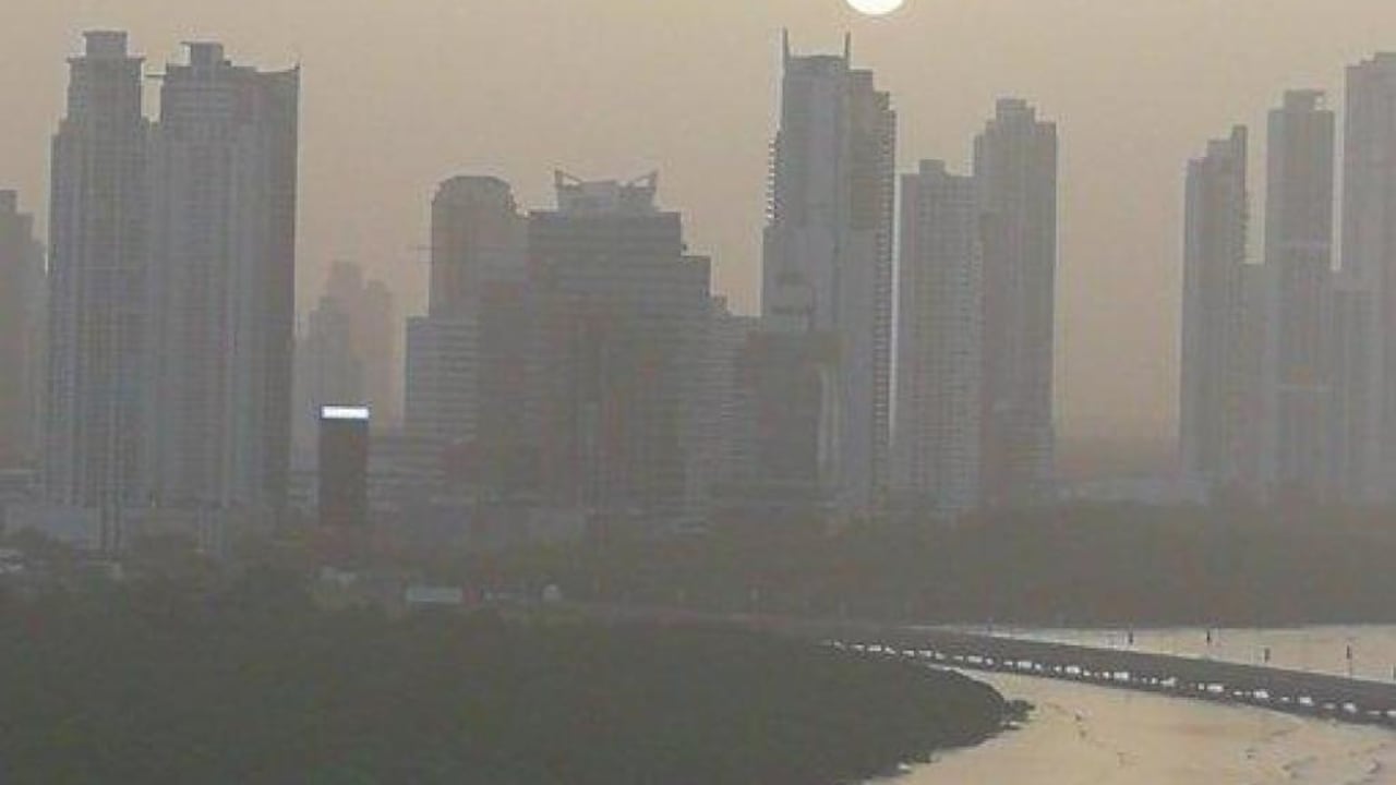 El polvo del Sahara ha llegado al Pacífico, un fenómeno que no se veía desde hace 50 años. Su densidad ha oscurecido cielos en ciudades como Panamá y se ha desplazado más de 7,500 km.