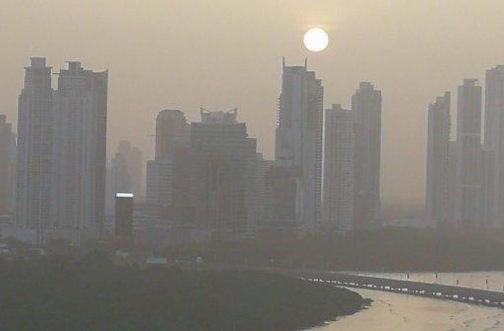 El polvo del Sahara ha llegado al Pacífico, un fenómeno que no se veía desde hace 50 años. Su densidad ha oscurecido cielos en ciudades como Panamá y se ha desplazado más de 7,500 km.