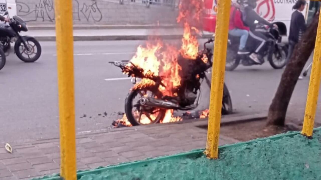 Motocicleta en llamas luego de que su propietario le prendiera fuego por no pagar una multa en Medellín.
