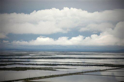 Rockhampton / Aunque la lluvia ha cesado, los ríos siguen creciendo a nuevos niveles e inundando pueblos bajos, mientras las aguas marchan hacia el mar.