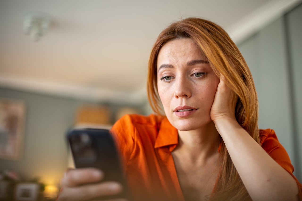 Esa sensación de alarma no es casualidad, pues es la táctica principal de los ciberdelincuentes para lograr que las personas actúen sin pensar.