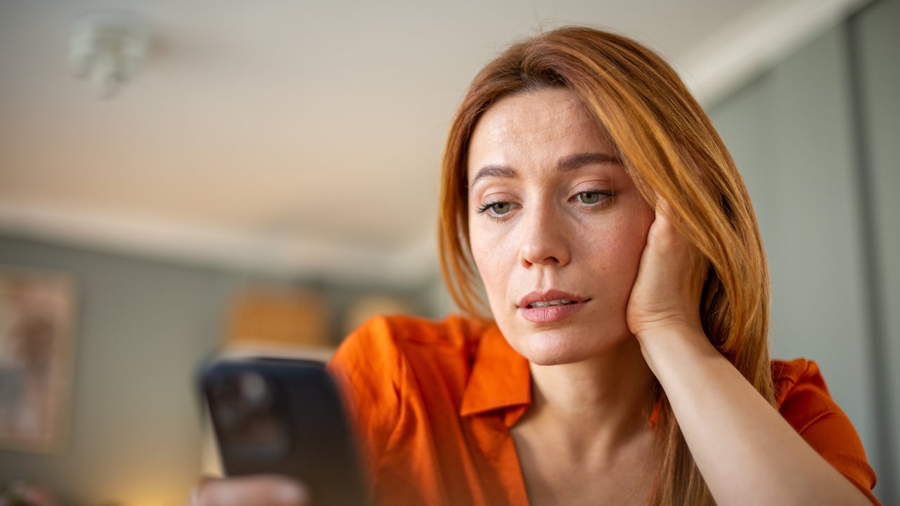 Esa sensación de alarma no es casualidad, pues es la táctica principal de los ciberdelincuentes para lograr que las personas actúen sin pensar.