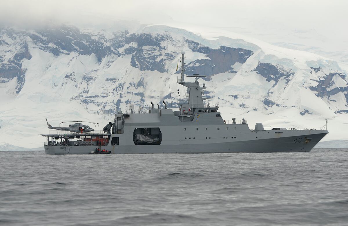 El barco y su tripulación debieron superar una de las pruebas más complejas de la navegación marítima global: el estrecho de Drake, que conecta a Suramérica con la Península Antártica y concentra las corrientes más violentas de la Tierra. Foto: Armada Nacional de Colombia