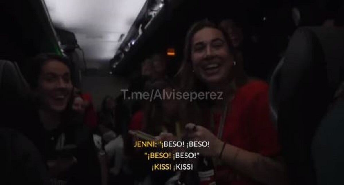 Jugadoras de España en el autobús luego de salir campeonas