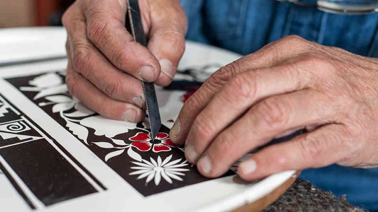 En las selvas del Putumayo nace la planta mopamopa, que se cocina, amasa y aplasta hasta que parece una tela. Al pintarla se transforma en arte.