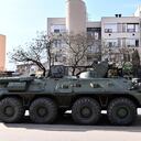 Vehículos blindados de transporte de personal húngaros son vistos mientras el ejército despliega tropas cerca de la frontera entre Hungría y Ucrania, en Vasarosnameny, Hungría, el viernes 25 de febrero de 2022. Hungría ha desplegado sus fuerzas armadas en territorios del este cerca de la frontera con Ucrania para ayudar en los preparativos para la llegada de refugiados . (Foto AP/Anna Szilagyi)