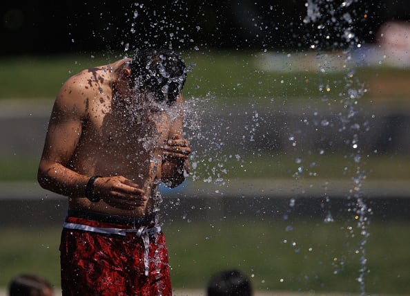 Un niño se refresca en Madrid Río, el 26 de junio de 2023 en Madrid, España. La Agencia Estatal de Meteorología (Aemet) ha advertido de la llegada de la primera ola de calor del verano a Madrid con la activación de la alerta roja por meteorología adversa y temperaturas superiores a los 40º. Se prevé que la ola de calor se prolongue hasta el próximo miércoles 28 de mayo, dejando temperaturas entre 5º y 10º por encima de lo normal para estas fechas. (Foto de Eduardo Parra/Europa Press vía Getty Images)
