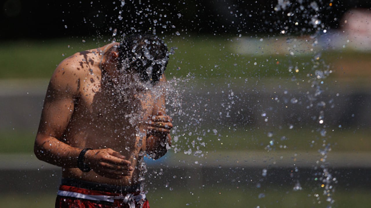 Un niño se refresca en Madrid Río, el 26 de junio de 2023 en Madrid, España. La Agencia Estatal de Meteorología (Aemet) ha advertido de la llegada de la primera ola de calor del verano a Madrid con la activación de la alerta roja por meteorología adversa y temperaturas superiores a los 40º. Se prevé que la ola de calor se prolongue hasta el próximo miércoles 28 de mayo, dejando temperaturas entre 5º y 10º por encima de lo normal para estas fechas. (Foto de Eduardo Parra/Europa Press vía Getty Images)