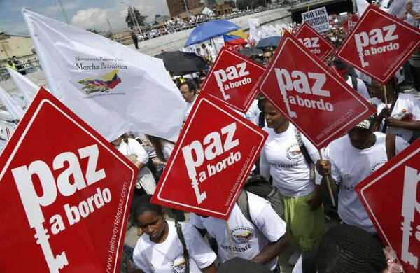 Diferentes pancartas y carteles se vieron este 9 de abril para apoyar la paz en Colombia. Fotografía: Guillermo Torres / SEMANA.
