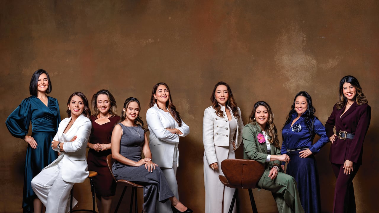De izquierda a derecha, de pie: Alejandra Torres Dromgold, Carolina Rojas, Daniela Giraldo, Natalia Zuleta Triana, Marisol Pabón y Laura María Molina. Sentadas: Laura López Quintero, María del Mar Torres Triana y Carolina Solano.
