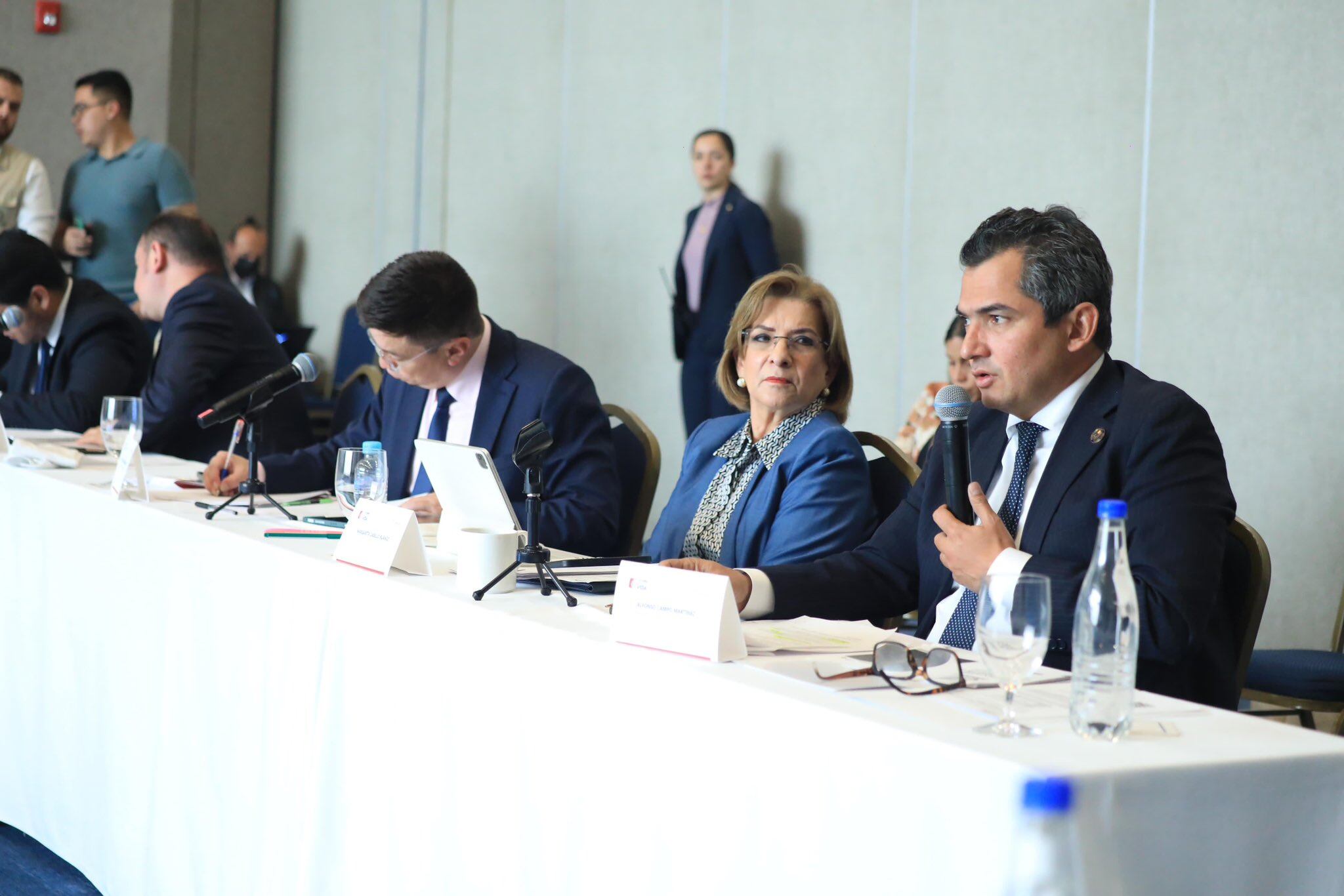 Presidente del CNE junto a la procuradora Margarita Cabello.