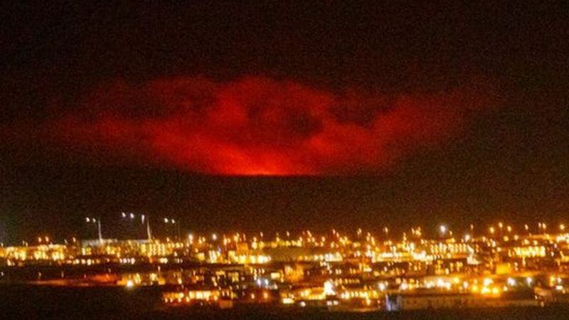 El volcán Fagradalsfjall se encuentra a unos 30 kilómetros al sur de la capital islandesa Reikiavik.