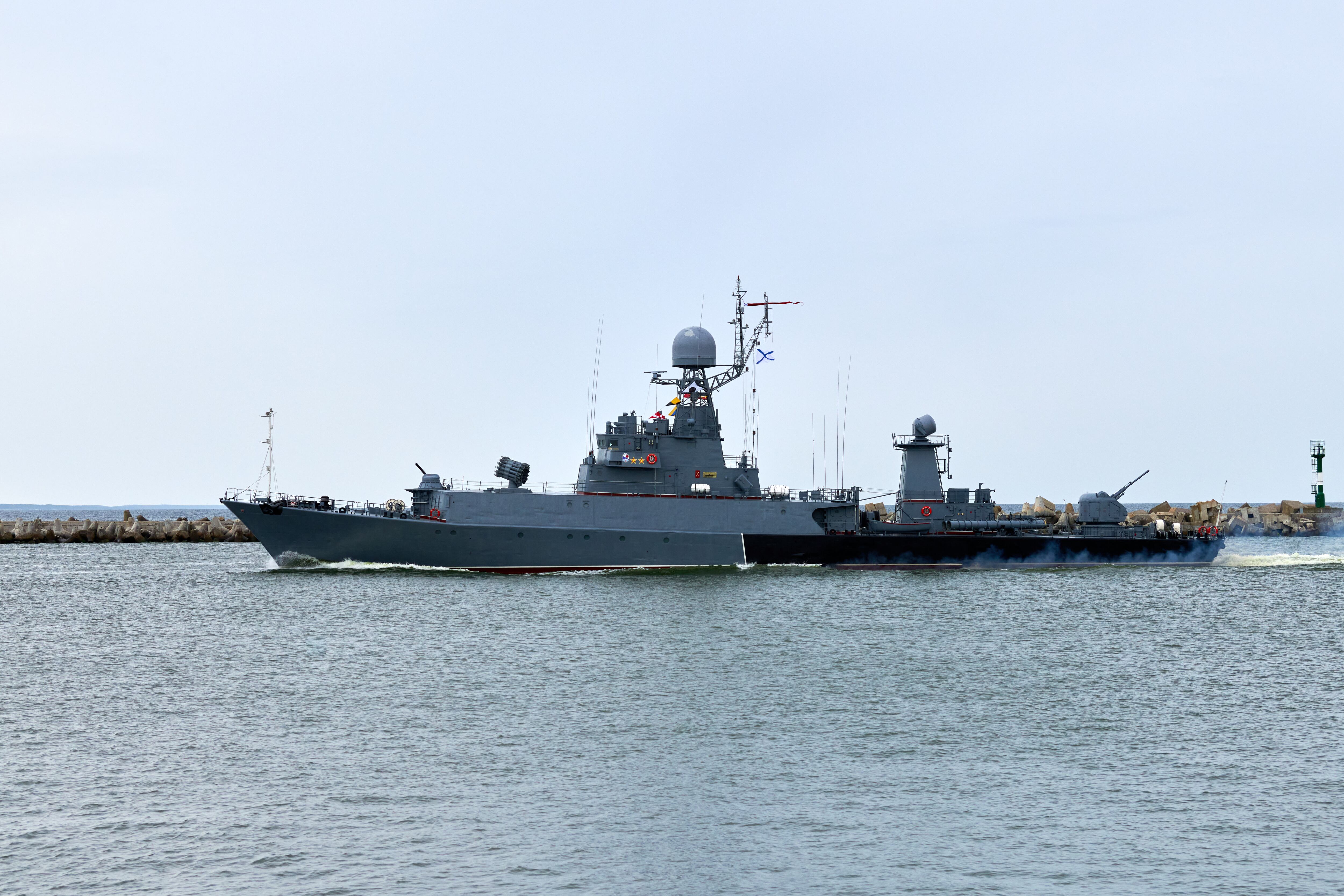 Buque de guerra ruso armado con armamento navega hacia el mar hacia un objetivo militar para atacar y destruir al enemigo, buque militar realizando maniobras estratégicas, despliegue de poder marítimo ruso para obtener ventaja táctica