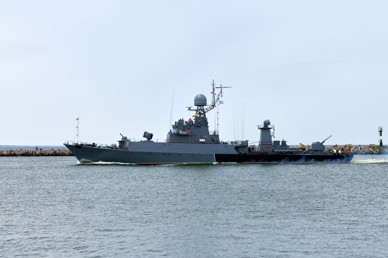 Buque de guerra ruso armado con armamento navega hacia el mar hacia un objetivo militar para atacar y destruir al enemigo, buque militar realizando maniobras estratégicas, despliegue de poder marítimo ruso para obtener ventaja táctica