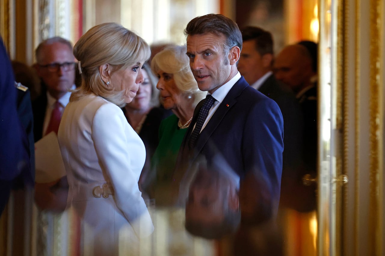 El presidente francés, Emmanuel Macron, y su esposa, Brigitte Macron, junto con la reina Camila, observan una exposición de arte de la Colección Real en el Salón Verde del Castillo de Windsor el 8 de julio de 2025 en Windsor, Inglaterra