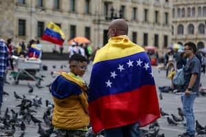 Venezolanos se congregan en la Plaza de Bolívar, de Bogotá, para manifestar su rechazo a los resultados de las recientes elecciones presidenciales.