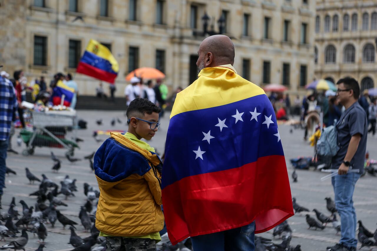 Venezolanos se congregan en la Plaza de Bolívar, de Bogotá, para manifestar su rechazo a los resultados de las recientes elecciones presidenciales.