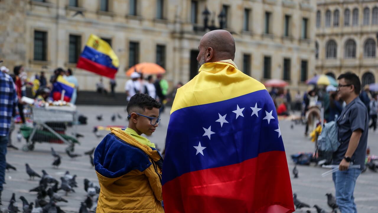 Venezolanos se congregan en la Plaza de Bolívar, de Bogotá, para manifestar su rechazo a los resultados de las recientes elecciones presidenciales.