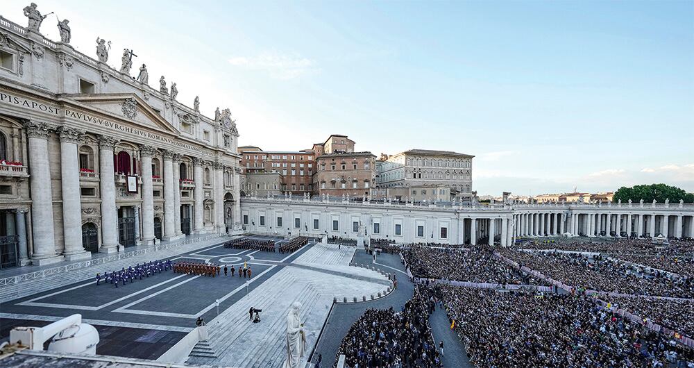 La Plaza de San Pedro, ubicada en Ciudad del Vaticano, recibió a cientos de miles de católicos que quisieron presenciar el saludo del papa León XIV.