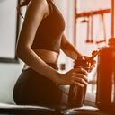 Mujer en buen estado físico hace uso de la creatina