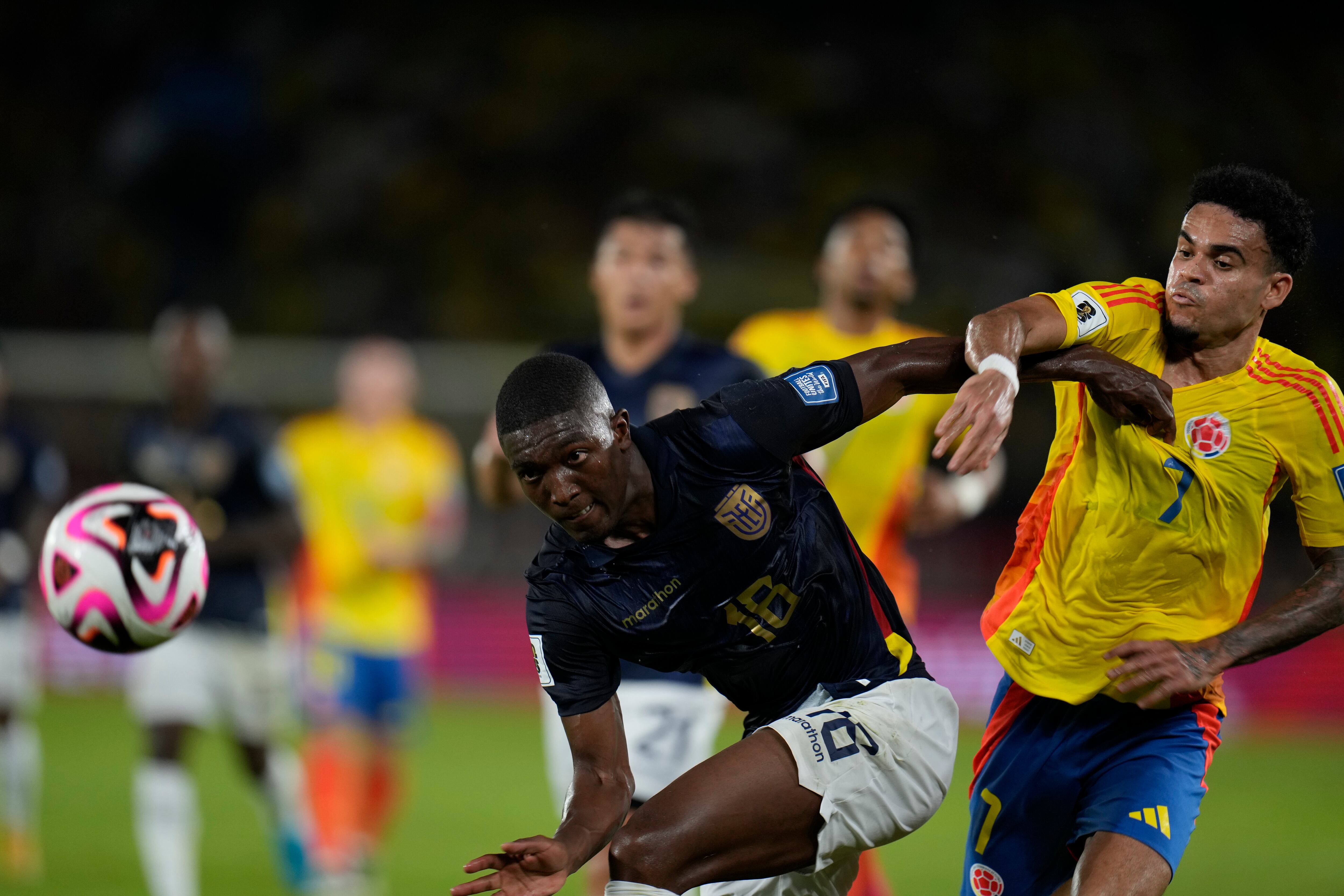 El ecuatoriano Keny Arroyo, a la izquierda, y el colombiano Luis Díaz luchan por el balón durante un partido de clasificación para la Copa Mundial de la FIFA 2026 en el estadio Metropolitano Roberto Meléndez en Barranquilla, Colombia, el martes 19 de noviembre de 2024. (Foto AP/Fernando Vergara)
