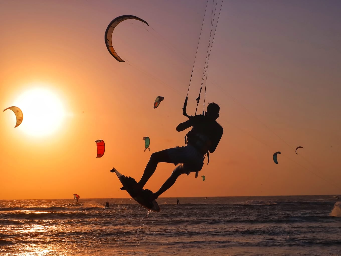 El kitesurf es un deporte extremo.