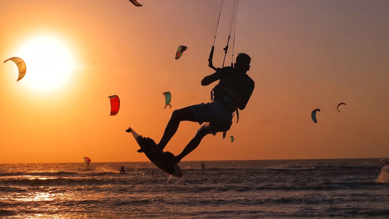 El kitesurf es un deporte extremo.