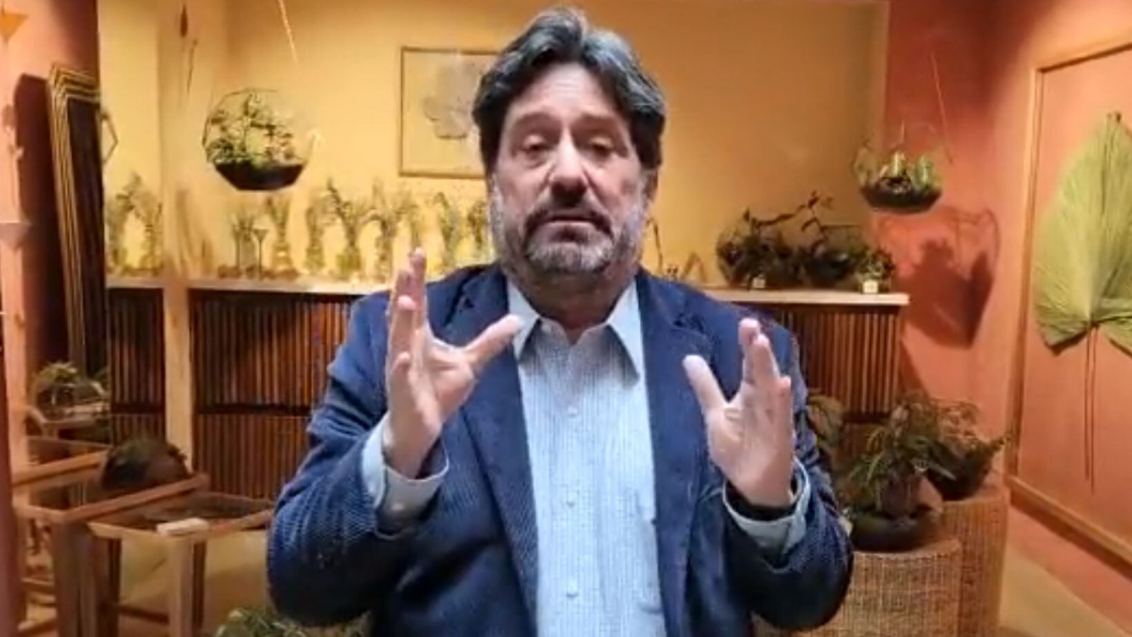 Cambio en marcha antipetro en Bogotá dejó confundidos a varios, incluido a ‘Pacho’ Santos