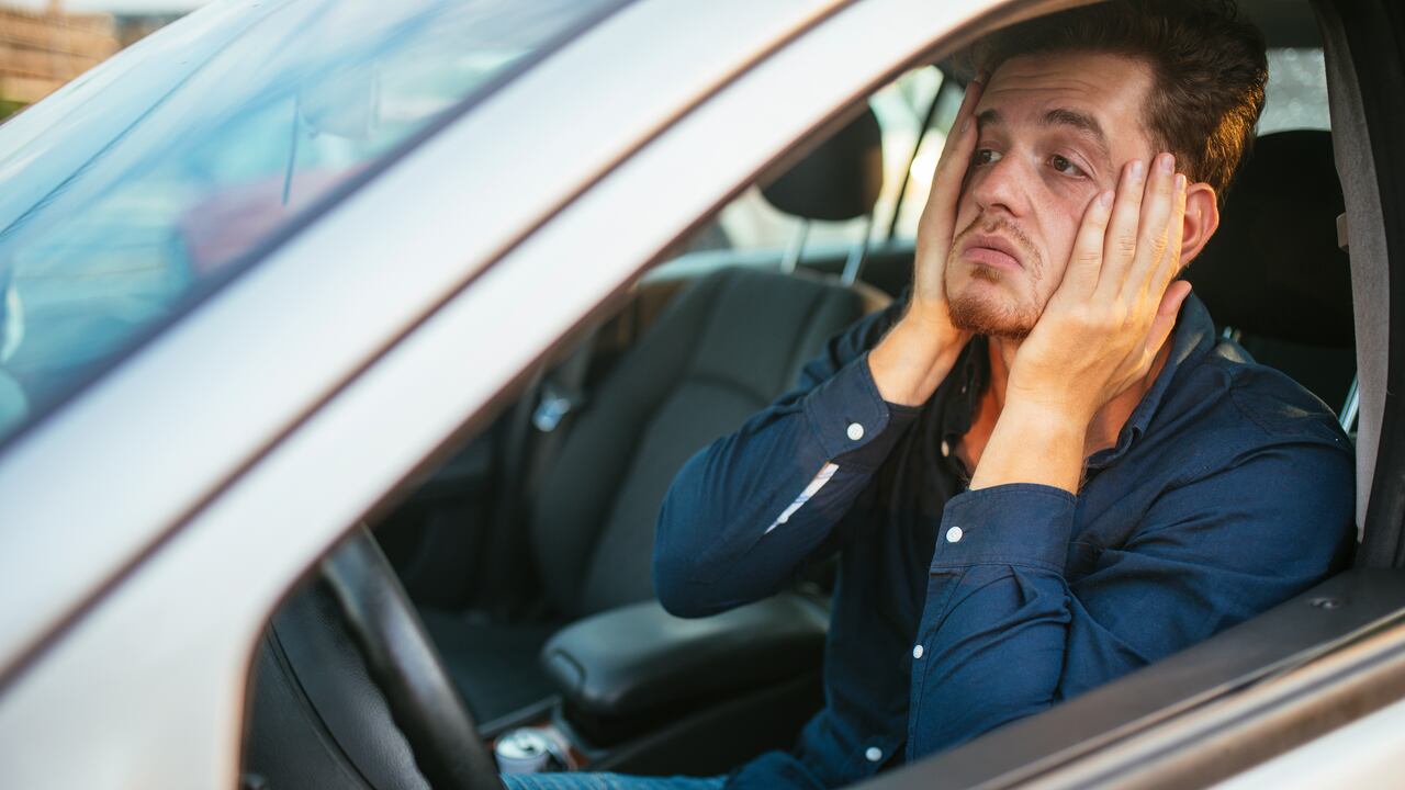 Estar al volante por largos períodos, especialmente en atascos o condiciones adversas, puede agotar tanto el cuerpo como la mente.