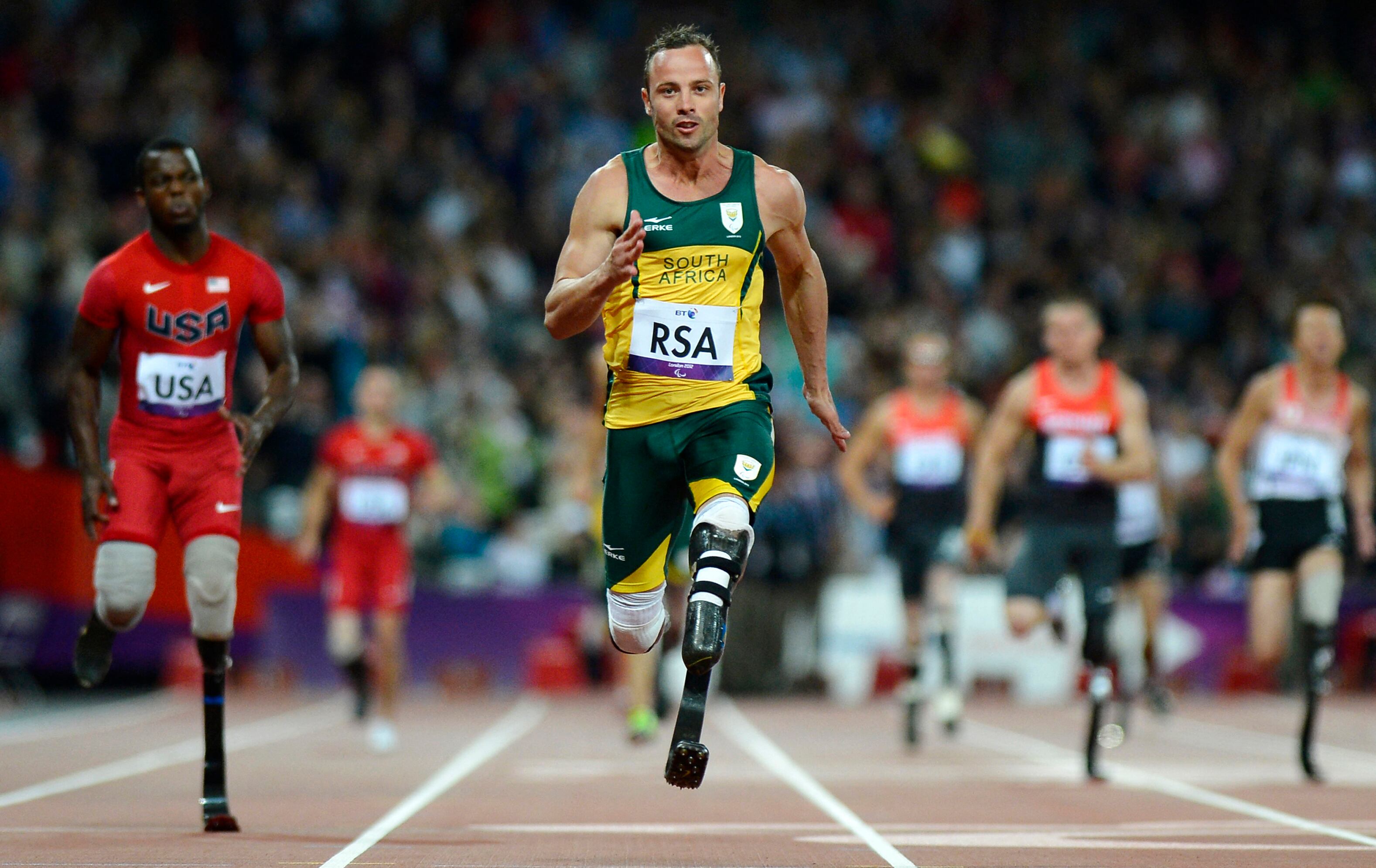 (ARCHIVOS) Oscar Pistorius de Sudáfrica cruza la línea de meta mientras ancla a su equipo en casa para ganar la final masculina de relevos T42-46 de 4x100 metros durante la competencia de atletismo en los Juegos Paralímpicos de Londres 2012 en el Estadio Olímpico en el este de Londres el 5 de septiembre. 2012. El campeón paralímpico sudafricano Oscar Pistorius obtuvo el viernes la libertad anticipada en libertad condicional, una década después de que mató a su novia, en un crimen que conmovió al mundo, dijeron las autoridades penitenciarias. (Foto de ADRIAN DENNIS / AFP)