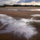 La gente camina sobre el lecho expuesto de un brazo del río Paraguay que se ha secado, en Lambare, Paraguay, el martes 14 de septiembre de 2021, Foto AP / Jorge Saenz