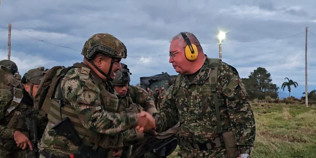 El comandante general de las Fuerzas Militares, general Helder Giraldo Bonilla, recibe a los soldados secuestrados
