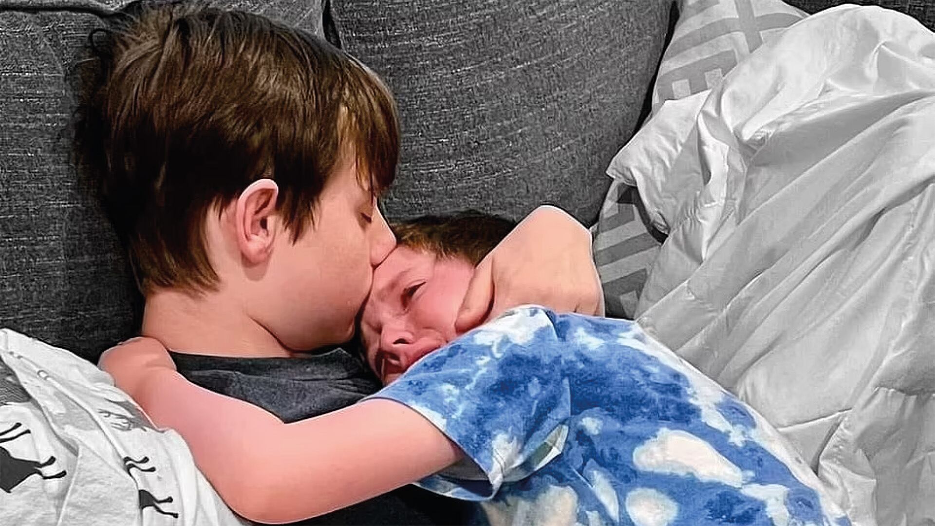 La triste imagen hizo que miles de persona hicieran donaciones a los padres. Foto: Facebook.