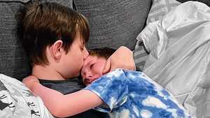 La triste imagen hizo que miles de persona hicieran donaciones a los padres. Foto: Facebook.