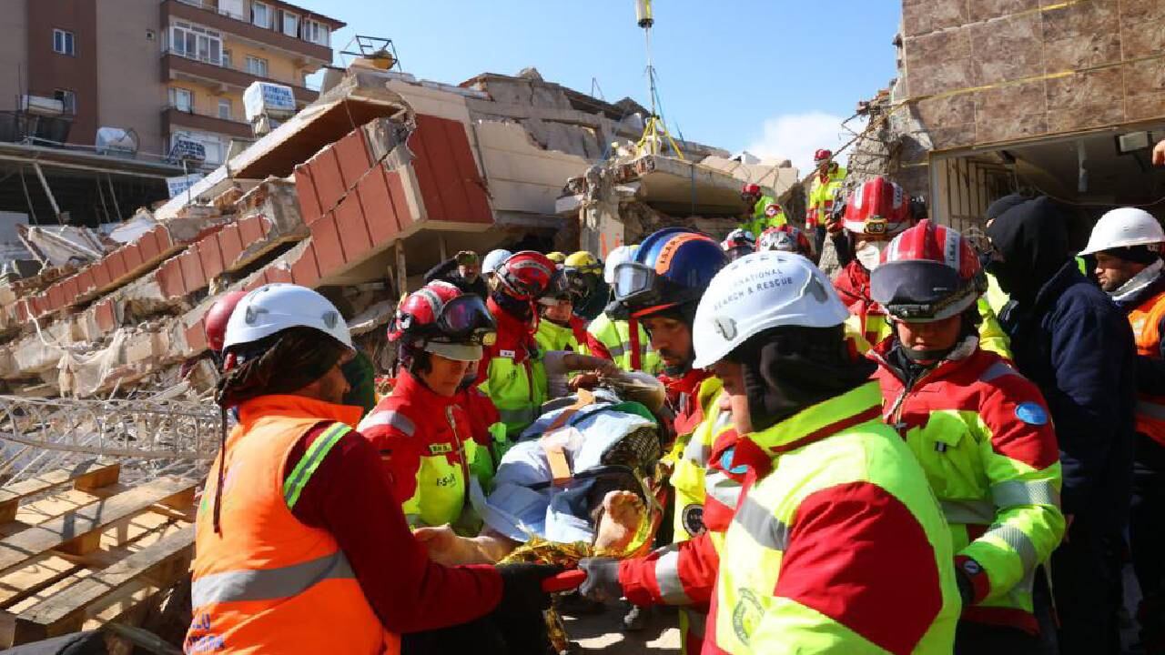 "La mujer permaneció mucho tiempo tumbada boca abajo, muy cerca de sus familiares muertos", dijo a AFP un vocero de la ONG I.S.A.R. Germany.