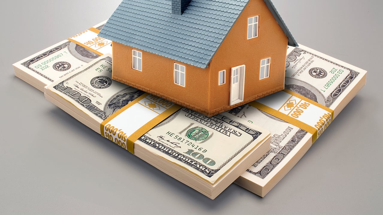 Si es dueño de una casa y buscas reducir tu carga fiscal ante el IRS, la deducción SALT (Impuestos Estatales y Locales) puede ser una gran ventaja este año.