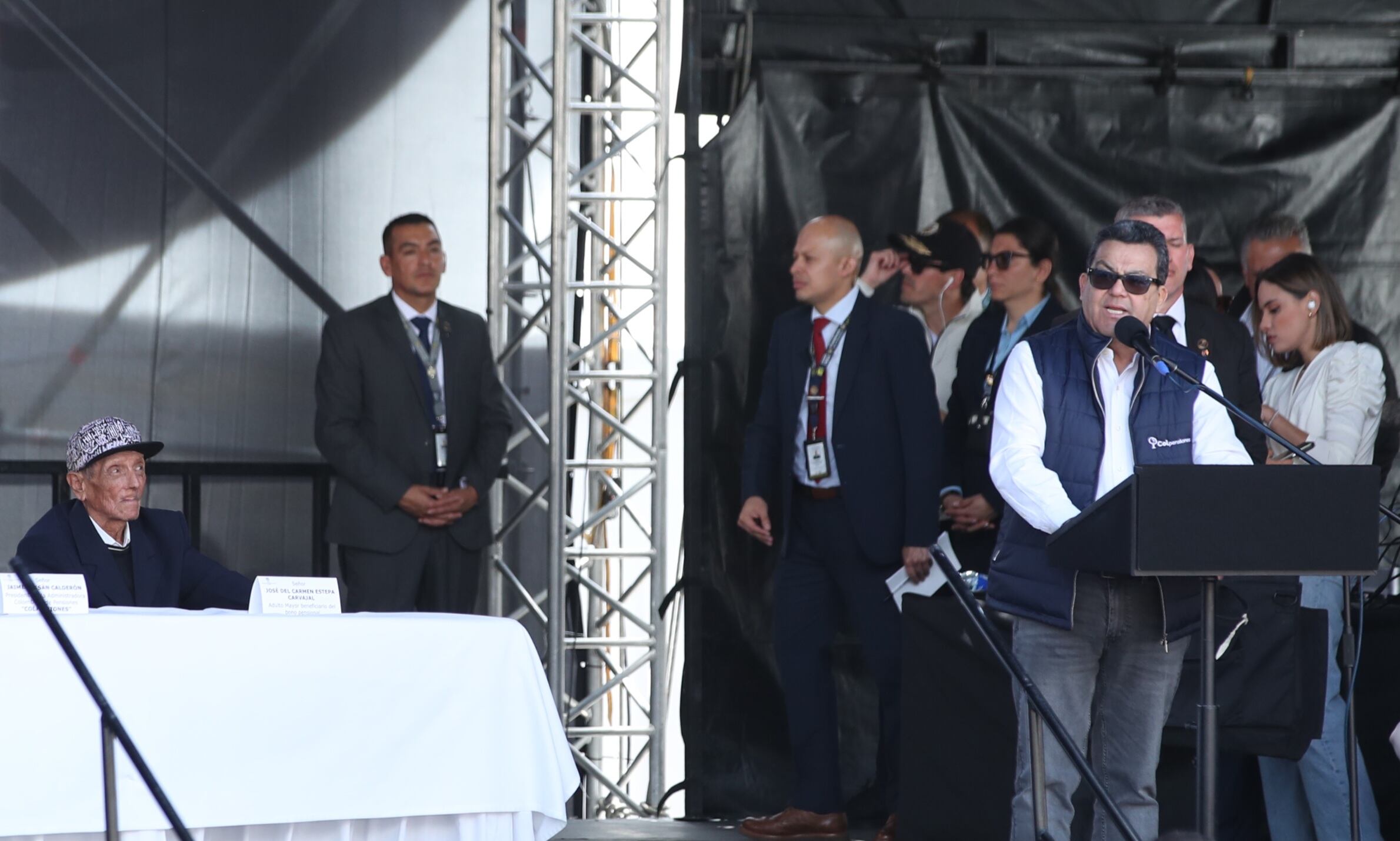 Presidente Gustavo Petro sanciona la Reforma Pensional en la Plaza de Bolívar para ponerle la firma la ley ante cientos de adultos mayores