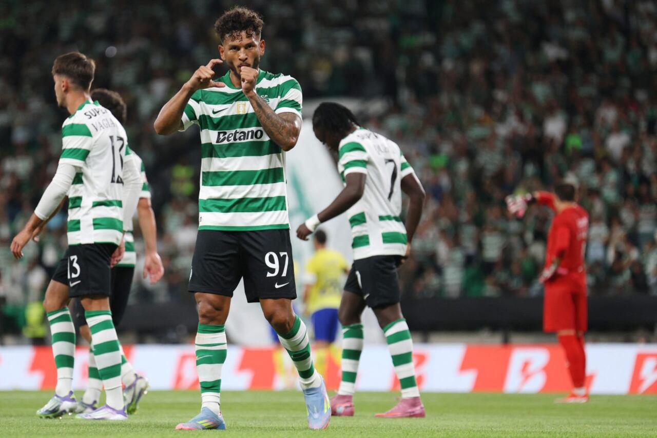 Luis Suárez marcó doblete en la goleada del Sporting en Portugal