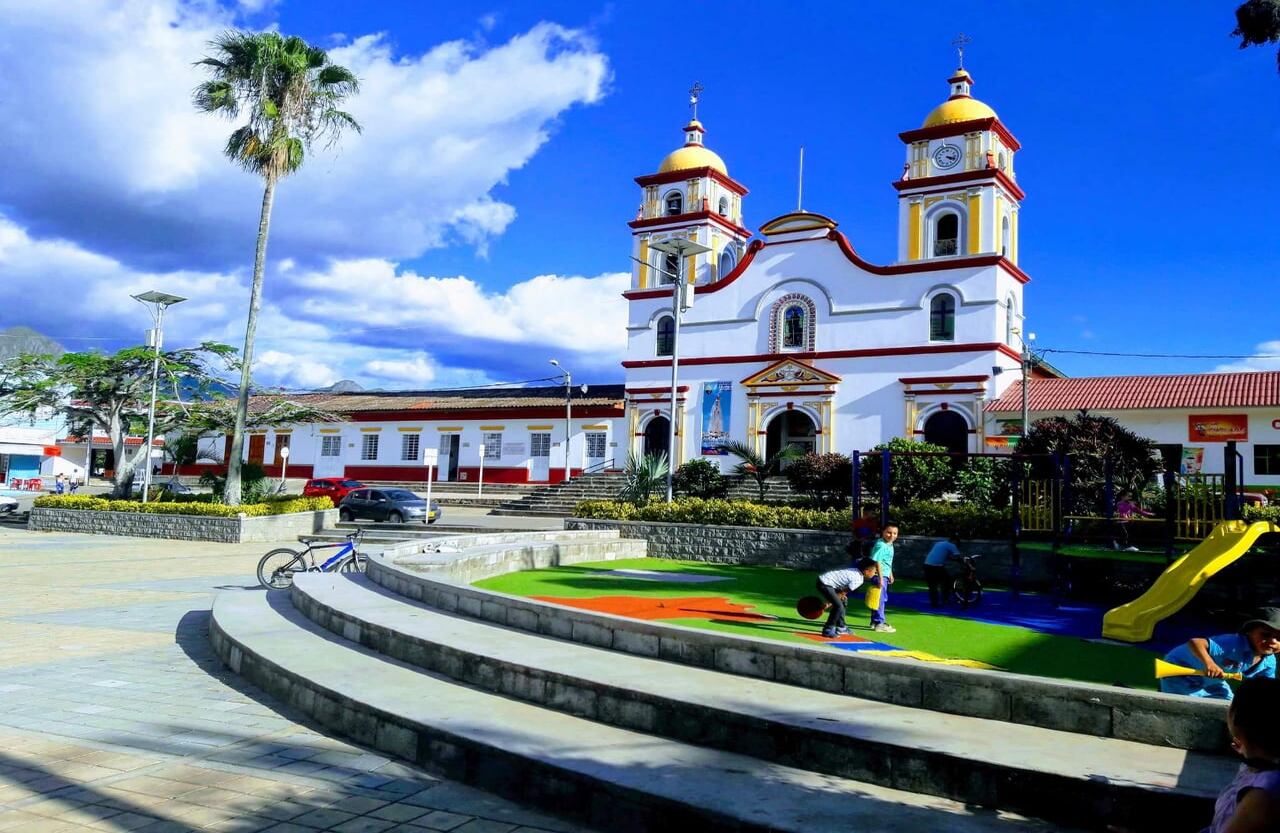 La plaza de San Juan de Rioseco es un punto de inicio para visitar los múltiples atractivos turísticos naturales que ofrece este pequeño municipio: la plaza de toros, considerada una de las más bellas y grandes de Cundinamarca, así como el mirador de los Panches, el cerro de los Tres Pinos y la Reserva natural Cerro El Tavor. Muchos visitantes recomiendan pasar por El Pastelón, una panadería en inmediaciones a la plaza donde se come pan recién horneado. Foto: Alcaldia San Juan de Rioseco