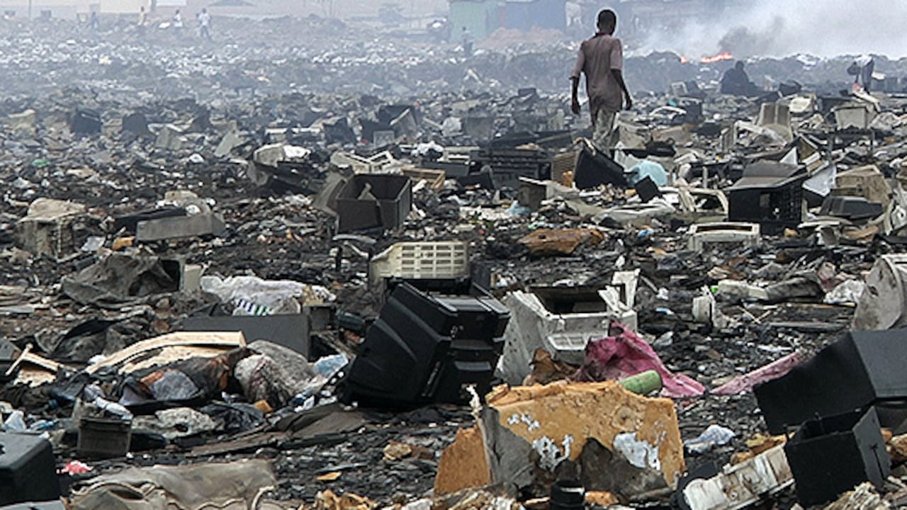 Vertedero de residuos electrónicos en Ghana.