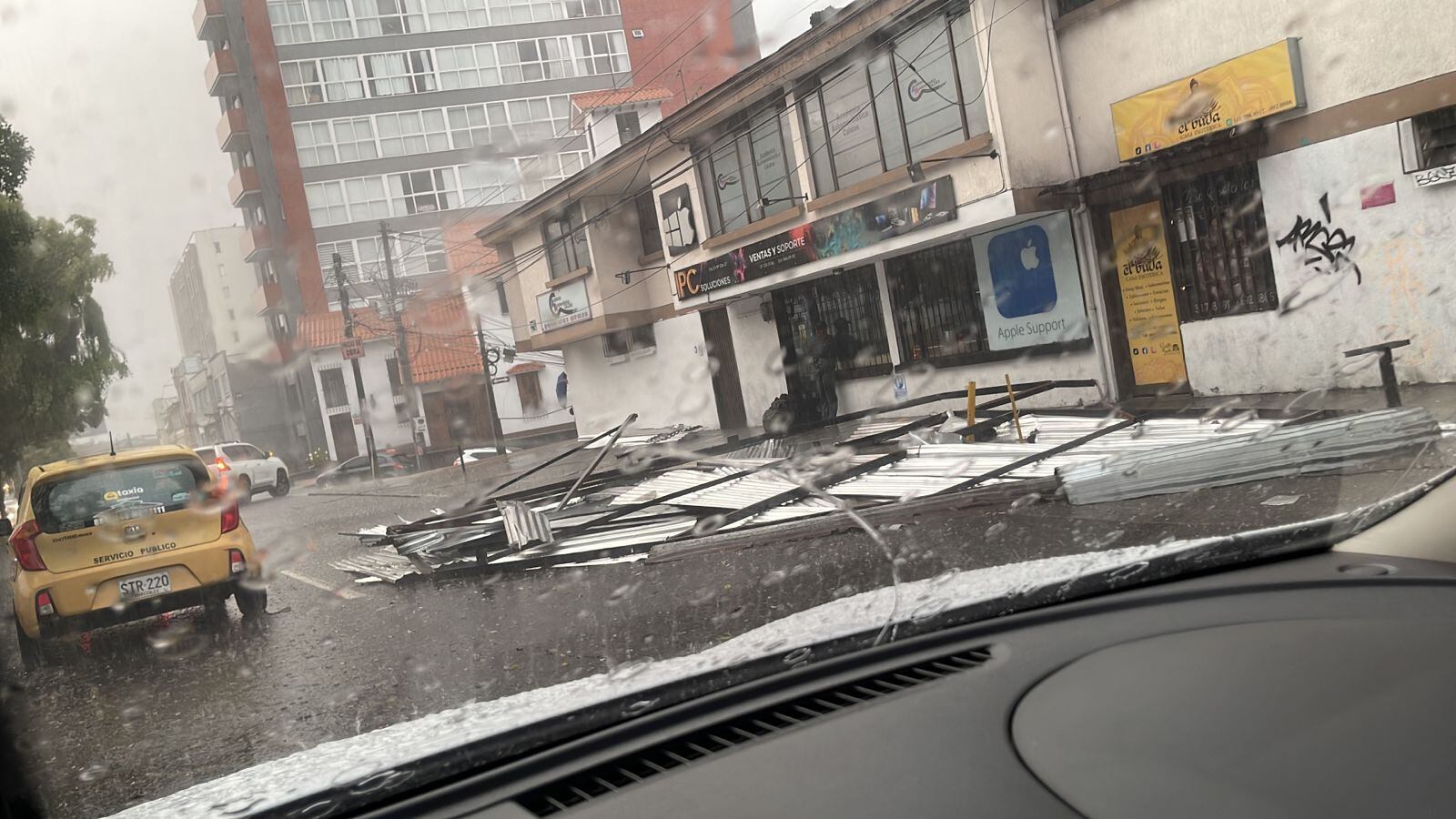 Alguanas avenidas de Manizales están inundadas