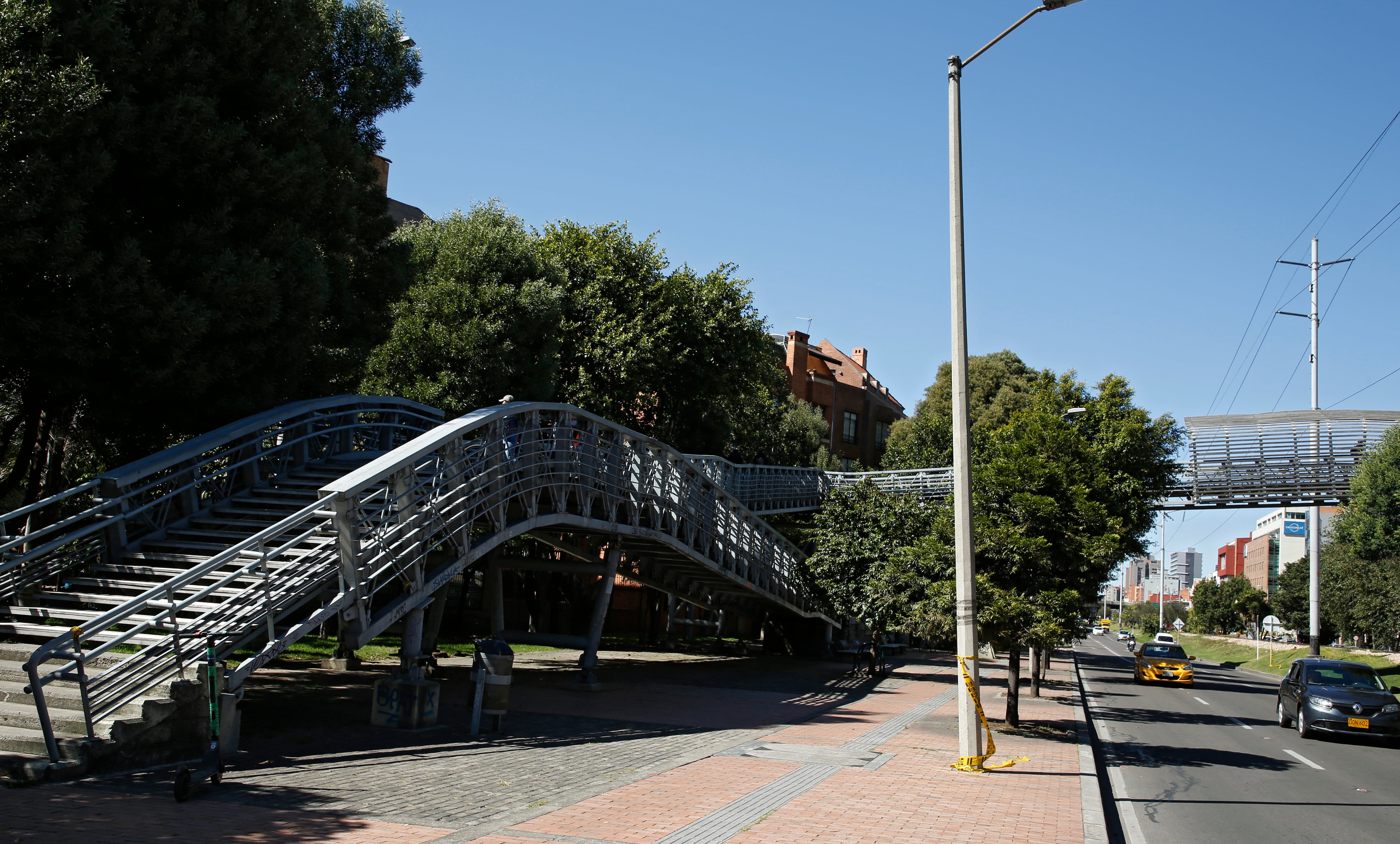 Foto referencia de puente peatonal en Bogotá.
foto Guillermo Torres / Semana