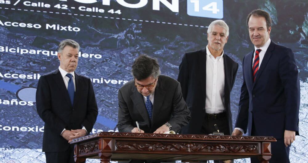 Juan Manuel Santos, Luis Alberto Moreno, Enrique Peñalosa y Andrés Escobar durante la firma de los compromisos para el metro de Bogotá.