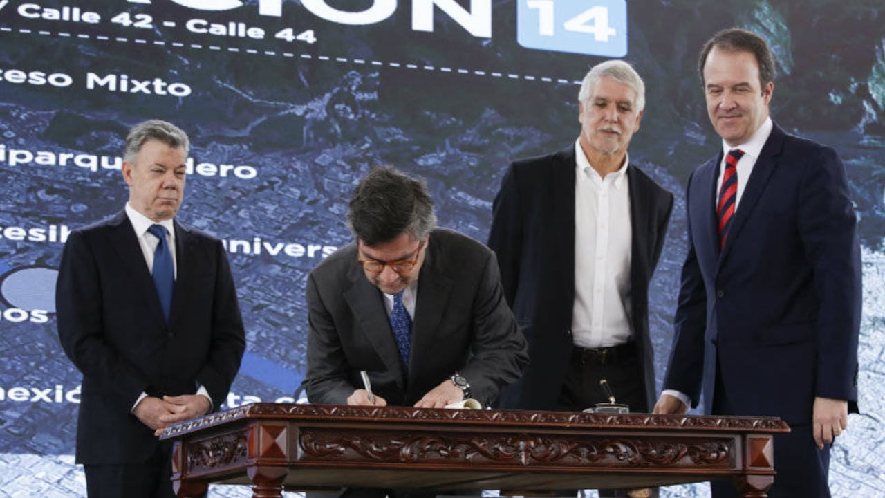 Juan Manuel Santos, Luis Alberto Moreno, Enrique Peñalosa y Andrés Escobar durante la firma de los compromisos para el metro de Bogotá.