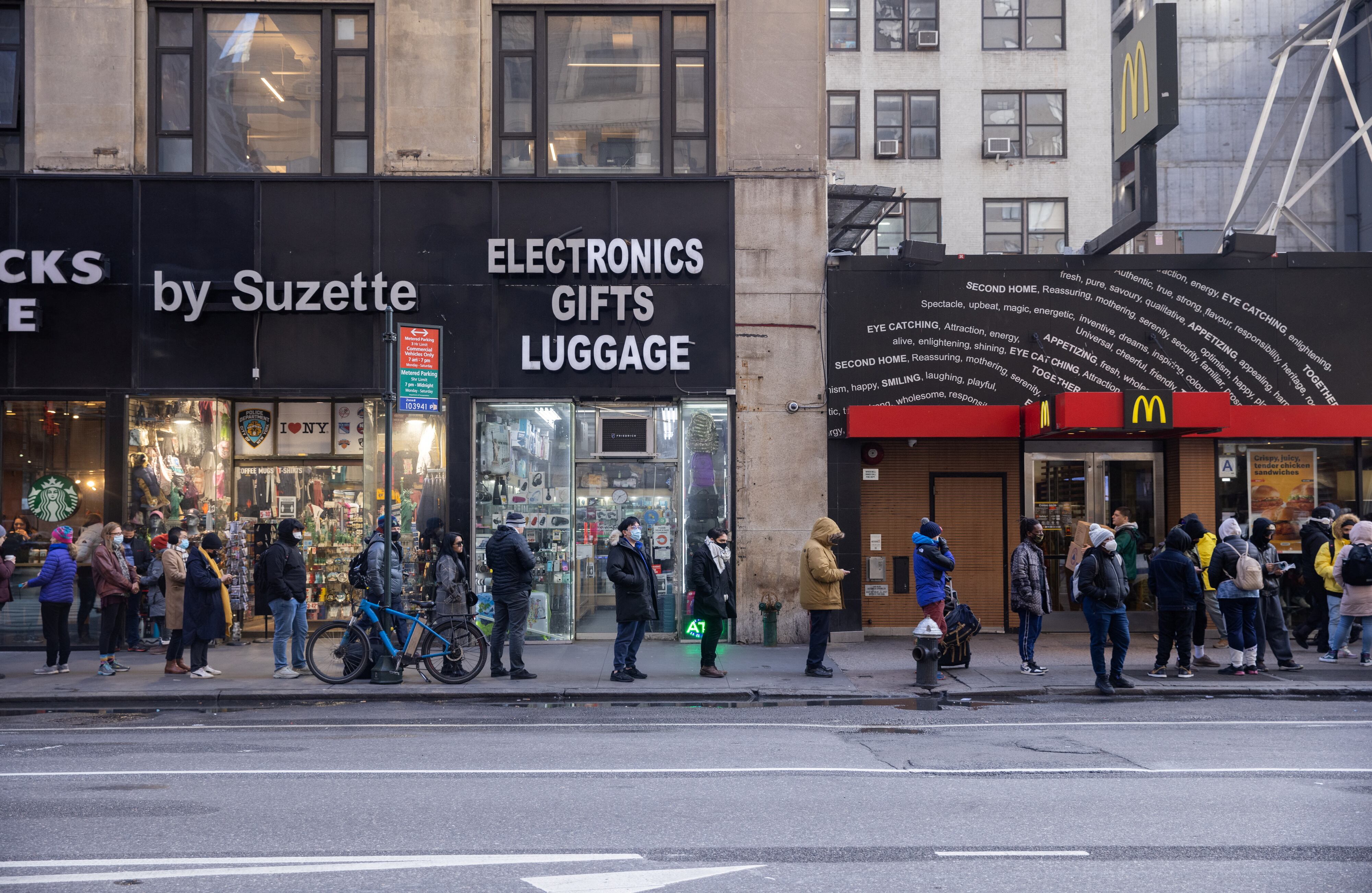 Largas filas para refuerzos y pruebas a medida que aumentan los casos de Omicron