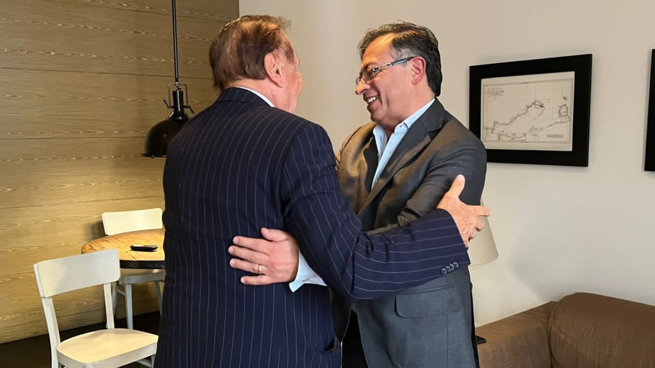 El abrazo entre Rodolfo Hernández y Gustavo Petro.