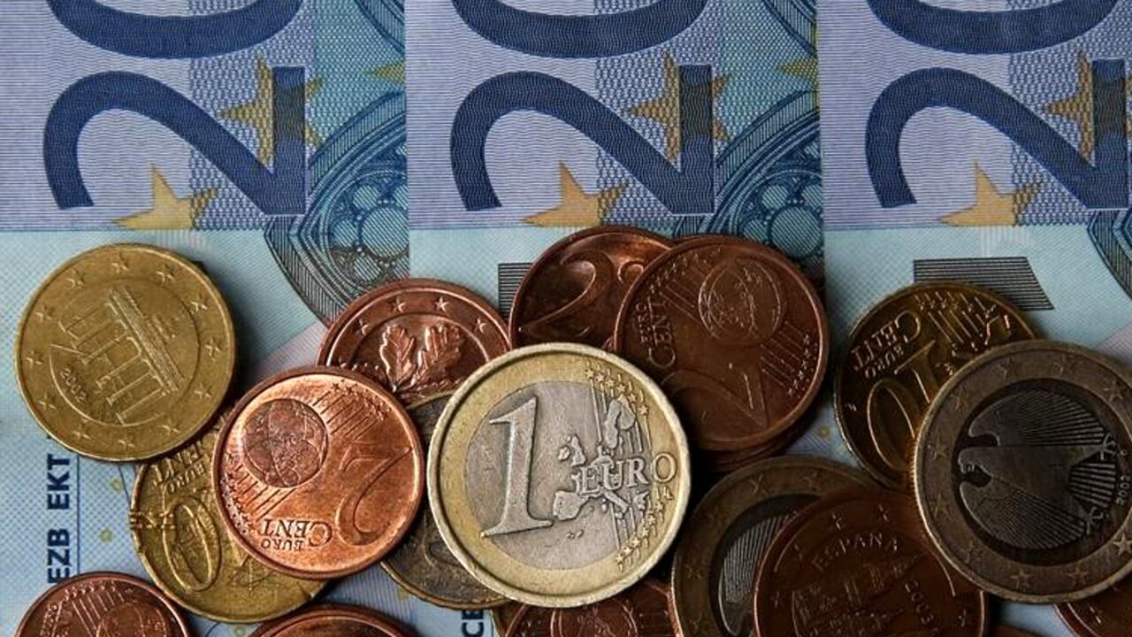 A pesar de que diversas entidades habían pronosticado que el dólar y el euro estarían al mismo nivel el próximo año o, a más tardar, en 2017, el efecto cuantitavito del BCE ha hecho que el euro llegara a cotizarse durante algunos momentos del día a 1,07 dólares, un nivel que no se veía desde abril de 2003.