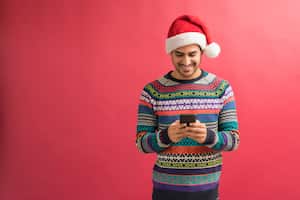 Si la galería predeterminada no es suficiente, los usuarios pueden ampliar su colección descargando paquetes adicionales de stickers navideños de aplicaciones de terceros.