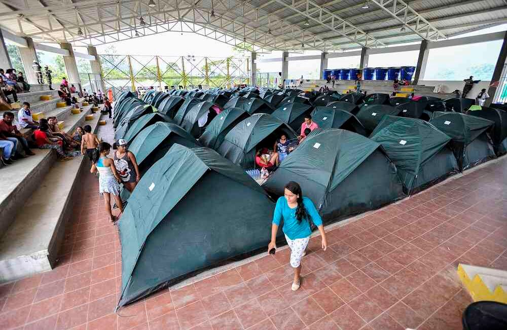 Una mujer camina en un albergue para damnificados el miércoles 5 de abril de 2017 , en Mocoa, Putumayo, luego que la noche del 31 de marzo una avalancha provocada por el desbordamiento de los ríos Mocoa, Mulato y Sangoyaco arrasó con todo lo que encontró a su paso. Hasta el momento la cifra de muertos se eleva a  301víctimas mortales y un indeterminado numero de desaparecidos. Foto: Carlos Julio Martínez / Enviado Especial de Semana